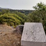 Rignano Garganico, rifiuti davanti a Grotta Paglicci: la discarica abusiva denunciata a febbraio, ma dopo mesi nessuno si muove.